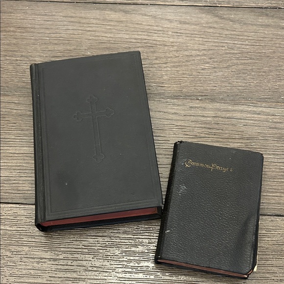 The book of common prayer one vintage  1935 and one antiquarian 1896 pocket - Picture 1 of 16